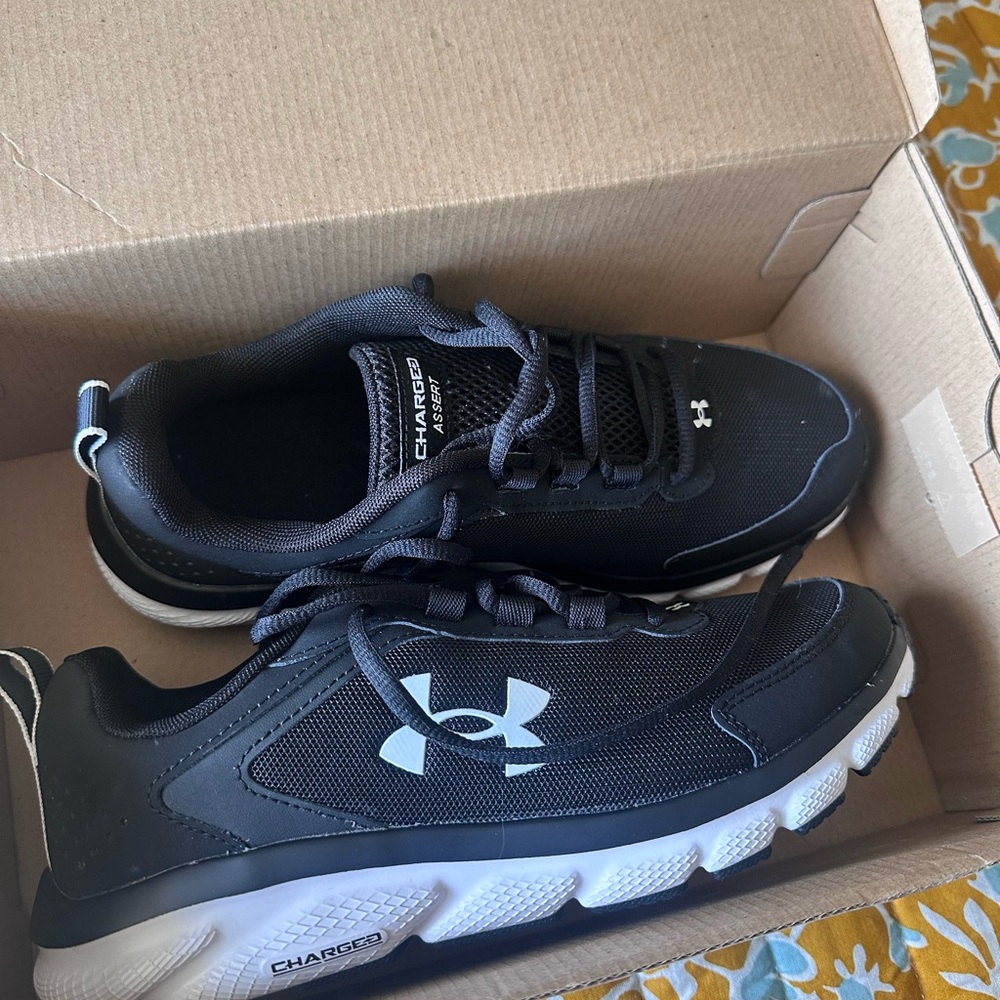 Under Armour Women’s shoes size 8. Bought for someone and never worn.